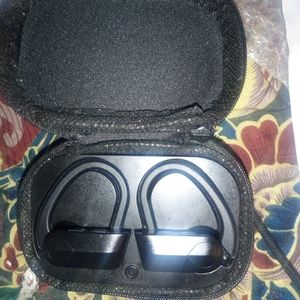 Polaroid brand Bluetooth wireless earbuds in black